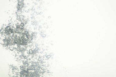 Su beyaz arka planda kabarcıklar