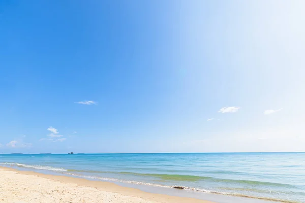 Kilátás Strandra Tiszta Égboltra Nappal — Stock Fotó