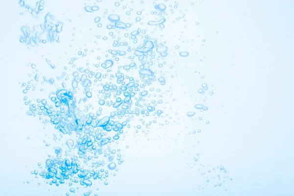 白い背景に青い水の泡 — ストック写真
