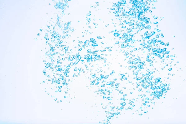 Gelembung Dalam Air Biru Terhadap Latar Belakang Putih — Stok Foto
