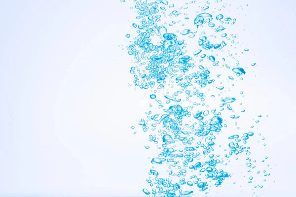 Bubblor Blått Vatten Mot Vit Bakgrund — Stockfoto