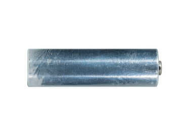 Arkaplanı beyaz olan AA büyüklüğünde bir pil.