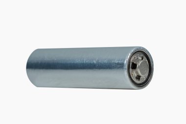 Arkaplanı beyaz olan AA büyüklüğünde bir pil.