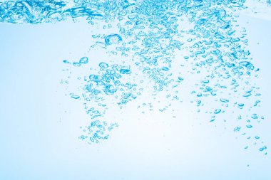 Beyaz arkaplana karşı mavi sudaki kabarcıklar