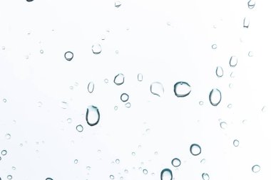 Beyaz arka planda su damlacıkları