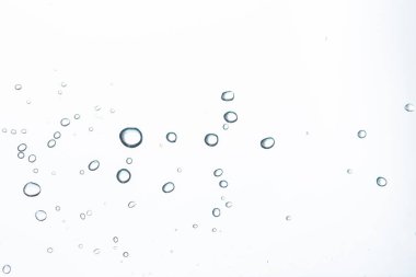 Beyaz arka planda su damlacıkları