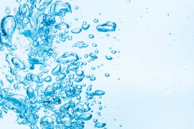 Mavi su arkaplanındaki kabarcıklar.