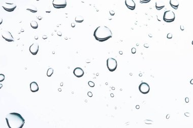 Beyaz arka planda su damlacıkları