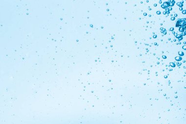 Mavi su arkaplanındaki kabarcıklar.