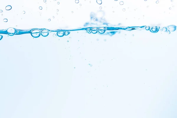 Oppervlakte Van Blauwe Watergolven Spatten Een Witte Achtergrond — Stockfoto