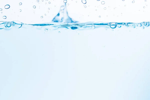 Oppervlakte Van Blauwe Watergolven Spatten Een Witte Achtergrond — Stockfoto