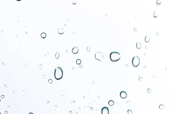 Beyaz arka planda su damlacıkları