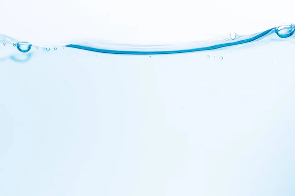Powierzchnia Fal Niebieskiej Wody Rozpryskuje Się Białym Tle — Zdjęcie stockowe