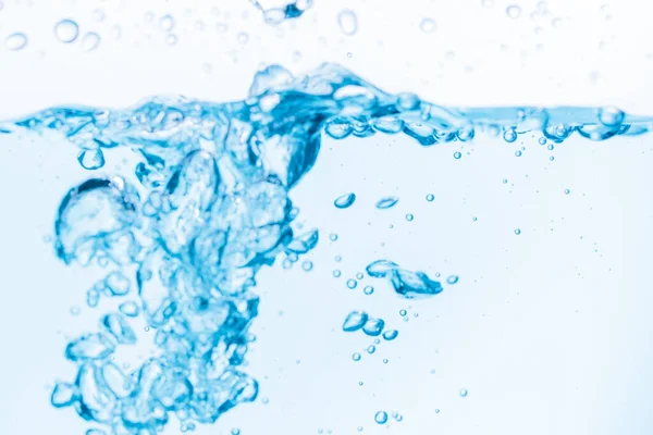 Superficie Las Olas Agua Azul Salpican Sobre Fondo Blanco — Foto de Stock