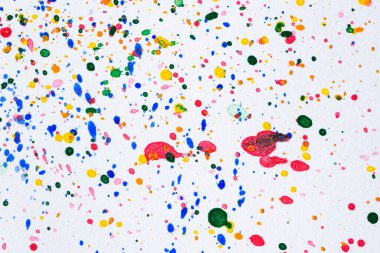 Beyaz kağıt üzerinde çeşitli suluboya damlacıklar