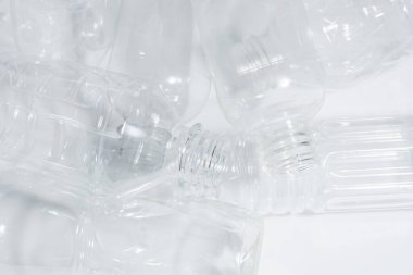 Beyaz şeffaf plastik şişeler