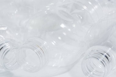 Beyaz şeffaf plastik şişeler