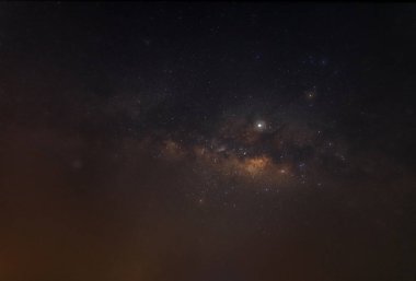 Samanyolu arka planındaki gökyüzü geceleyin