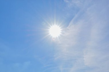 Gökyüzü ve bulutlar gün ışığı güneş arka planı