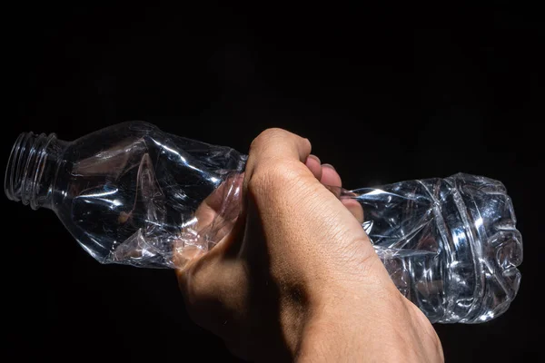 Ręczne Trzymanie Przezroczystej Butelki Tworzywa Sztucznego — Zdjęcie stockowe
