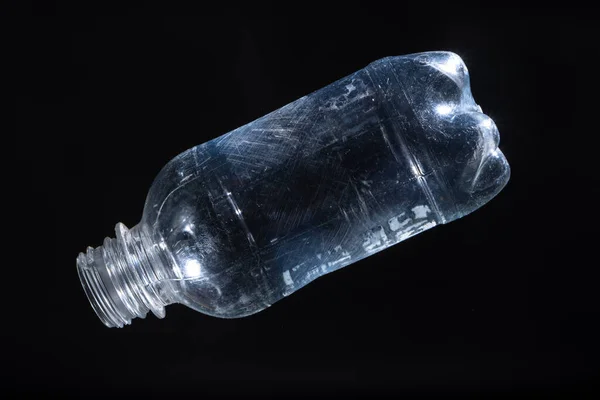 Botol Plastik Sampah Putih Latar Belakang Hitam Bersih — Stok Foto