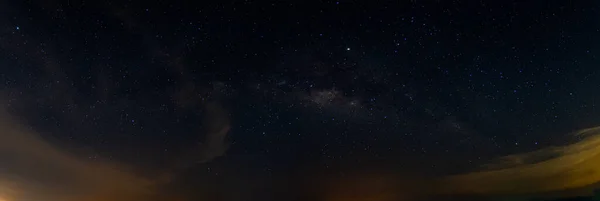은하수 은하의 밤하늘을 배경으로 — 스톡 사진