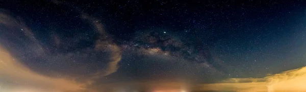 天の川銀河の空の夜背景 — ストック写真