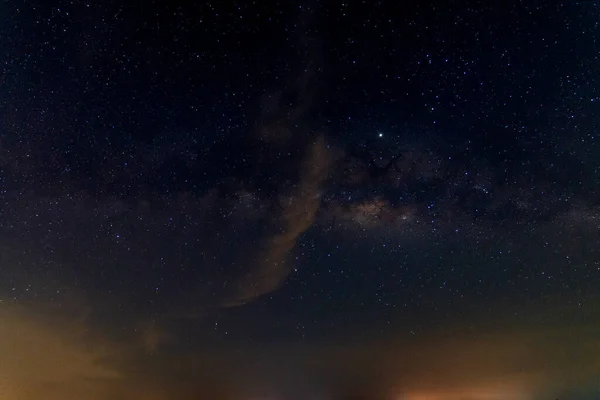 天の川銀河の空の夜背景 — ストック写真