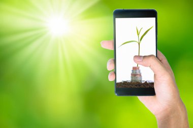  El telefonu işi tohum ekmek para ekme bulanık yeşil bir arka plan ekin