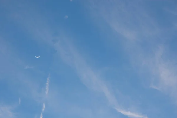 Céu Com Lua Durante Dia — Fotografia de Stock