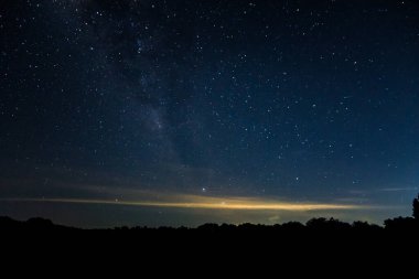 Gökyüzü arkaplanı ve geceleyin yıldızlar Samanyolu