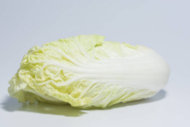 Beyaz arka planda Çin lahanası.