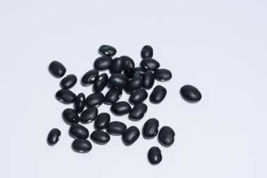 Siyah fasulye, beyaz arka plan.