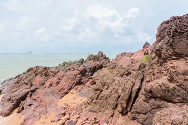 Doğal manzara, deniz kıyısı ve kayalar.