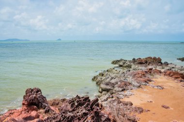 Doğal manzara, deniz kıyısı ve kayalar.