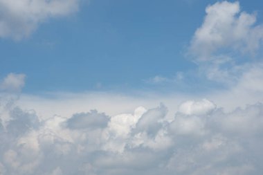 Mavi Gökyüzü ve Bulutlar