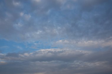 Gökyüzü arkaplanı ve bulutlar