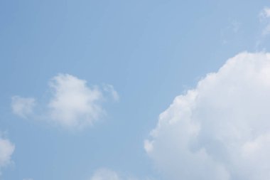 Gökyüzü, bulutlar ve güneş ışığı