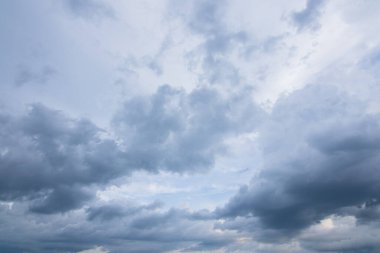 Gökyüzü arkaplanı ve yağmur bulutları