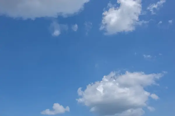 Słońce Błękitne Niebo Chmury — Zdjęcie stockowe