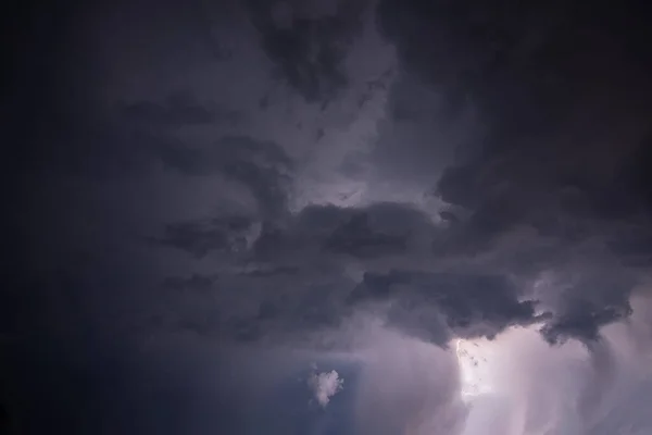 Молния Облака Дождя Ночью — стоковое фото