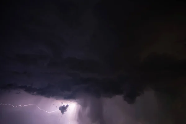 夜間の雷と雨の雲 — ストック写真