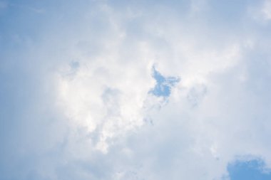 Gökyüzü, bulutlar ve güneş ışığı