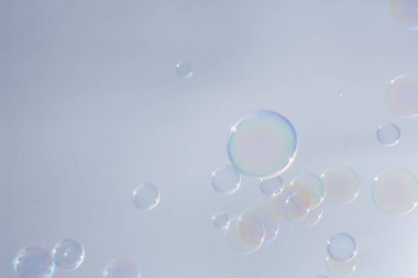 Kabarcıklar renkli arkaplan beyaz