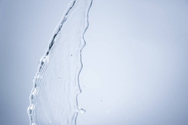 Beyaz arkaplanda su sıçraması