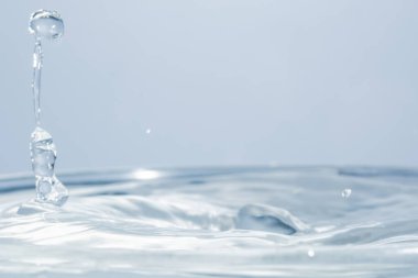 Dalgalar ve su damlaları