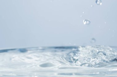 Dalgalar ve su damlaları