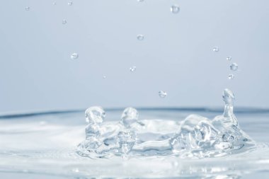 Dalgalar ve su damlaları