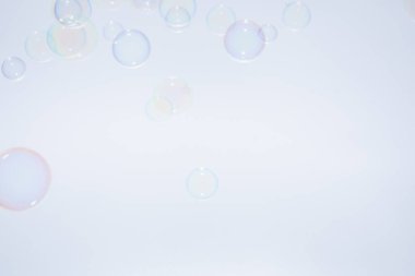 Kabarcıklar renkli arkaplan beyaz