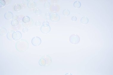 Kabarcıklar renkli arkaplan beyaz